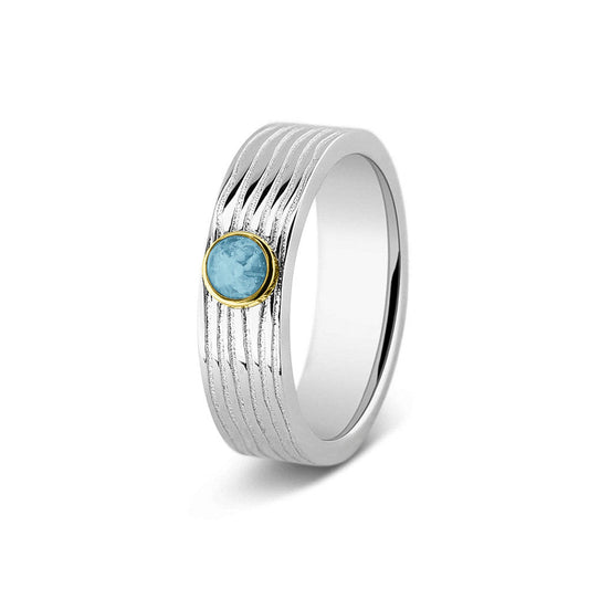 Herinneringsring 6 mm, waar zichtbaar as of haar verwerkt wordt in het sierlijke ronde ornamentje van geelgoud. Baby