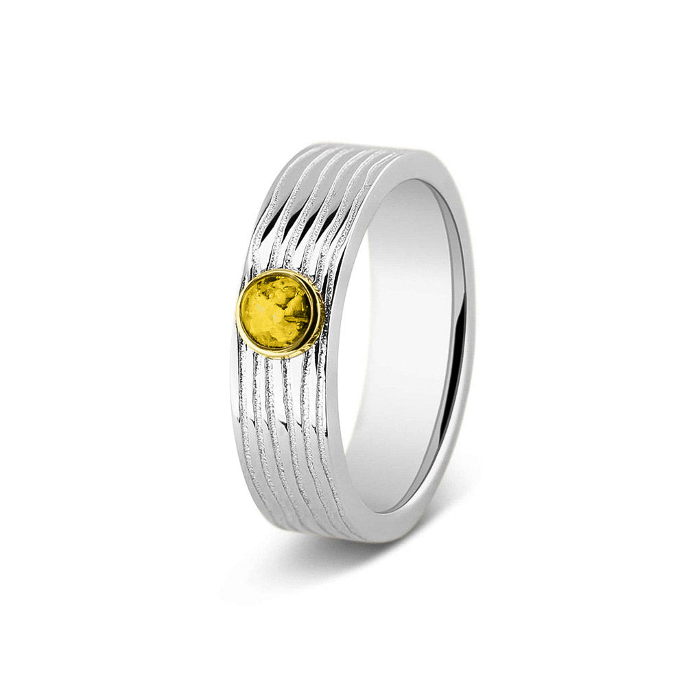 Herinneringsring 6 mm, waar zichtbaar as of haar verwerkt wordt in het sierlijke ronde ornamentje van geelgoud. Yellow