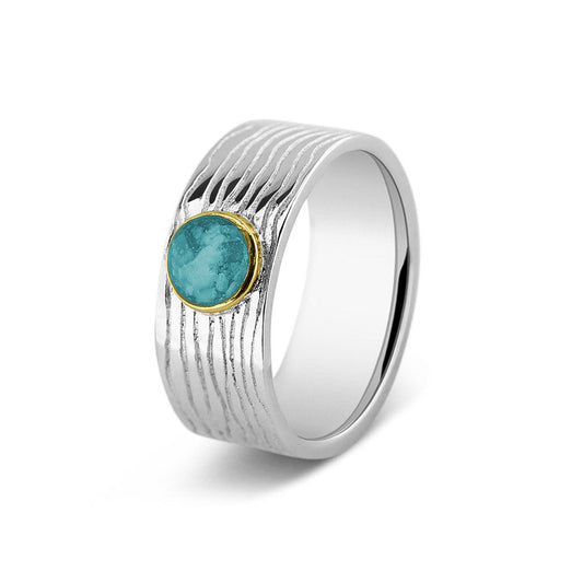 Herinneringsring 8 mm, waar zichtbaar as of haar verwerkt wordt in het sierlijke ronde ornamentje van geelgoud. Aqua