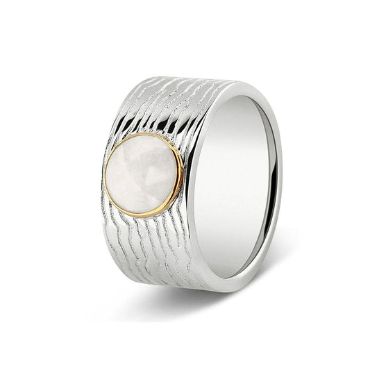 Herinneringsring 10 mm, waar zichtbaar as of haar verwerkt wordt in het sierlijke ronde ornamentje van geelgoud. white