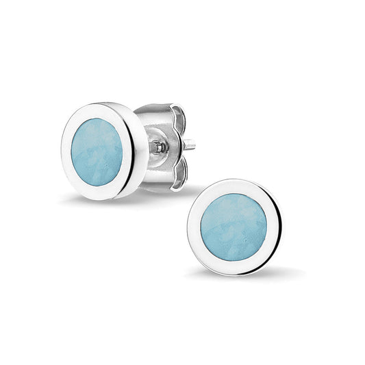 Rond gevormde oorstekers 8 mm aan de voorzijde zichtbaar gevuld met as of haar. Baby