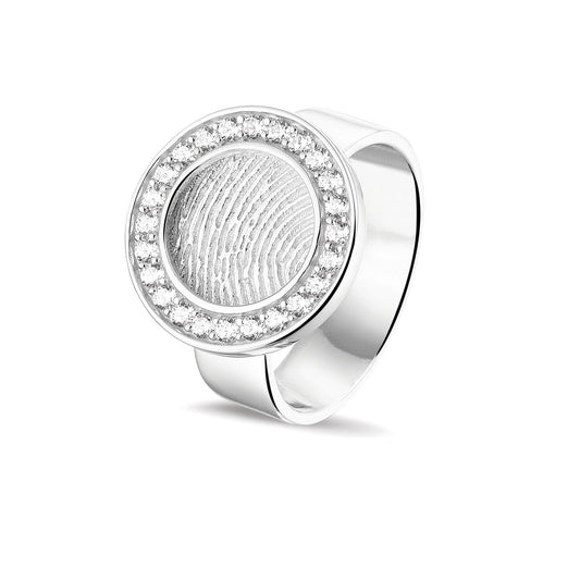 Ring 6 mm breed met een rond vlak aan de bovenzijde voorzien van een vingerafdruk