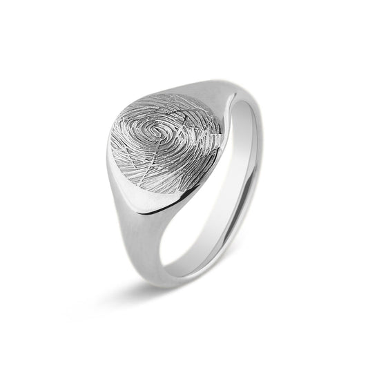 Zegelring geelgoud met een ovaal vlak aan de voorzijde voorzien van een zelf te kiezen gravure. Geelgoud