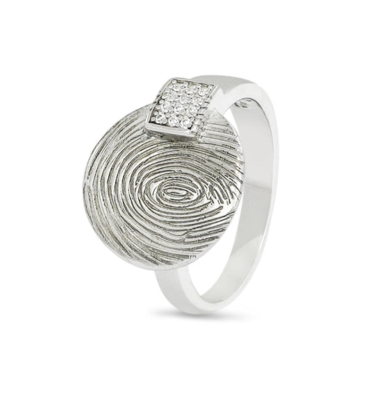 Ring 3.5 mm met een licht bollend rond vlak aan de bovenzijde voorzien van een natuurlijke vingerafdruk met een plaatje waarin zirkonia's verwerkt zijn.