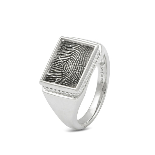 Zegelring met een rechthoekig vlak aan de voorzijde voorzien van een vingerafdruk.