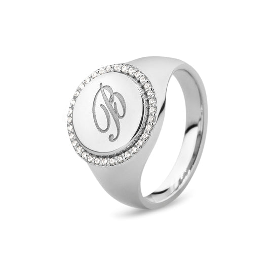 Zegelring witgoud voorzien van een gravure, rondom afgewerkt met zirkonia's. witgoud