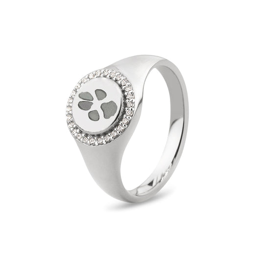 Zegelring witgoud voorzien van een gravure, rondom afgewerkt met zirkonia's. witgoud