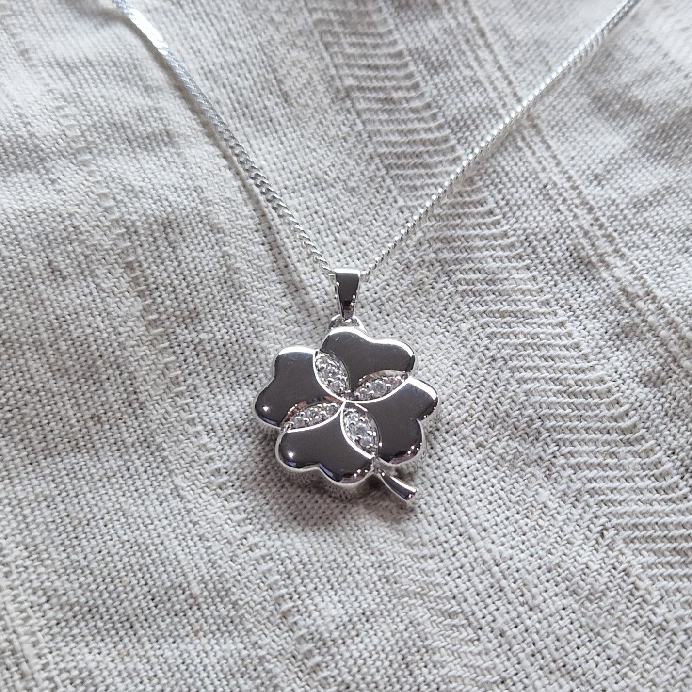 Klavertje vier hanger, in zilver uitgevoerd met zirkonia's, in goud met diamanten. De ashangers uit deze collectie gedenksieraden zijn eenvoudig zelf te vullen.alle