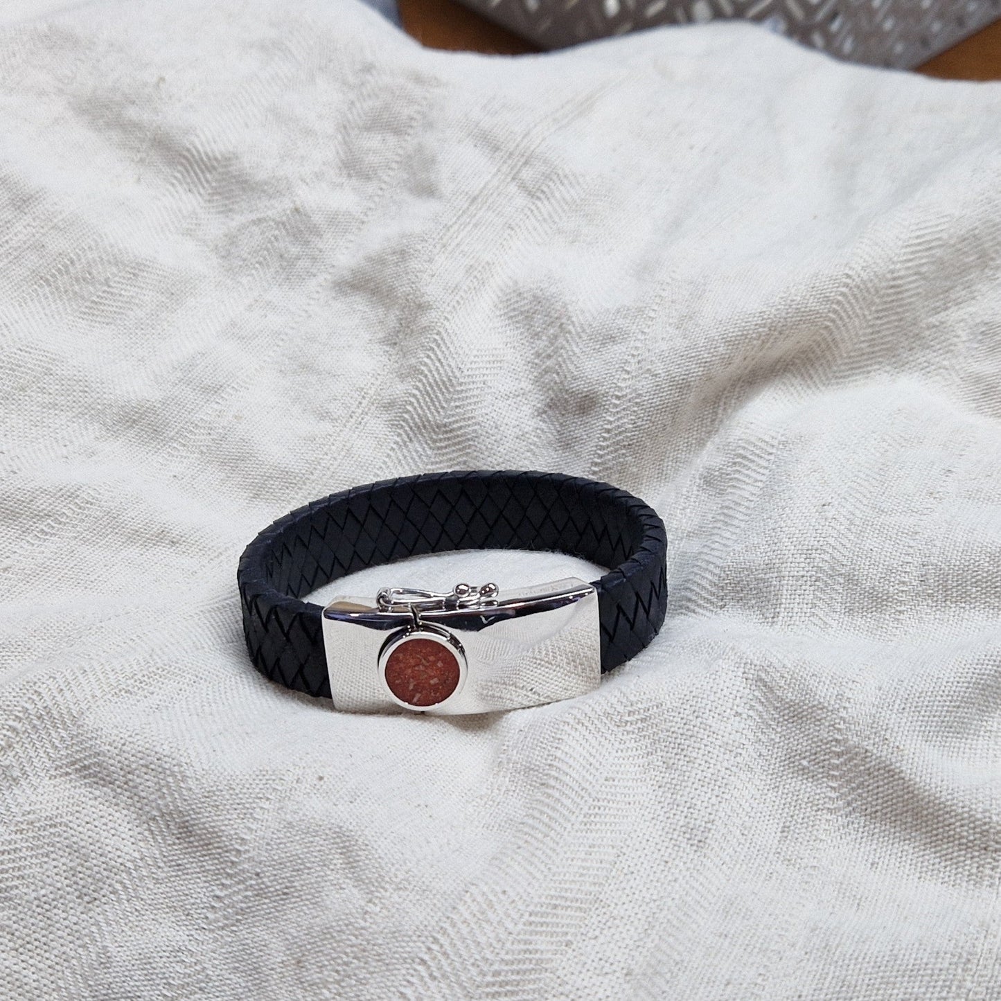 Lederen armband voorzien van as of haar in sluiting in zilver of goud.alle