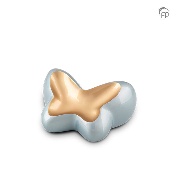Deze orginele vlindervormige metalen mini urn is gemaakt van hoogwaardige materialen zoals messing en aluminium, voorzien van een laklaag die het product zijn glans en langdurige bescherming geeft.