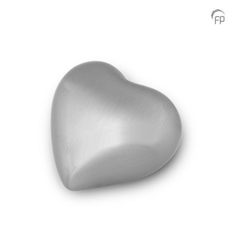 Dit gedenksieraad is gemaakt van hoogwaardige materialen zoals messing en aluminium, voorzien van een laklaag die het product zijn glans en langdurige bescherming geeft.