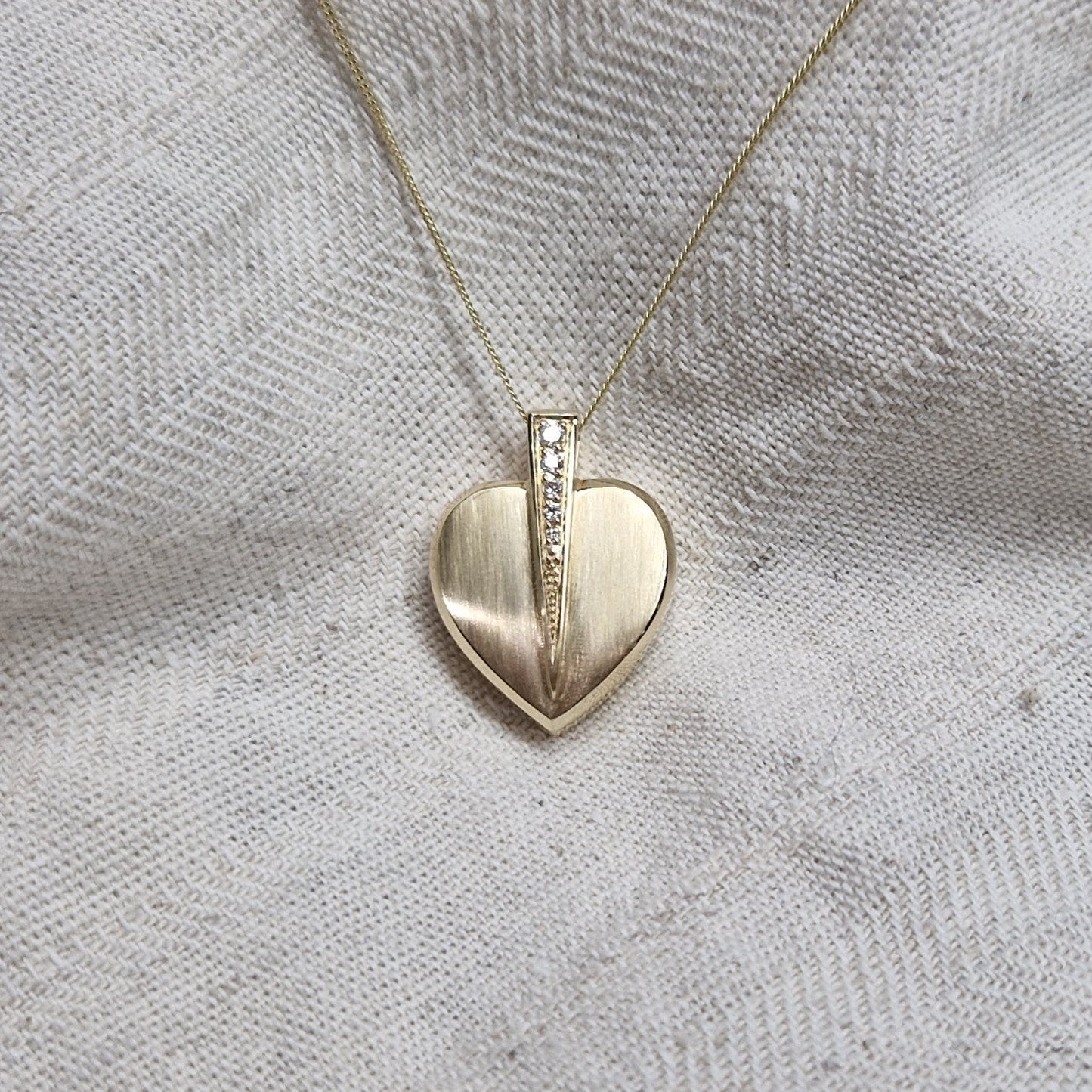 Hanger hart, in zilver uitgevoerd met zirkonia's, in goud met diamanten. De ashangers uit deze collectie gedenksieraden zijn eenvoudig zelf te vullen