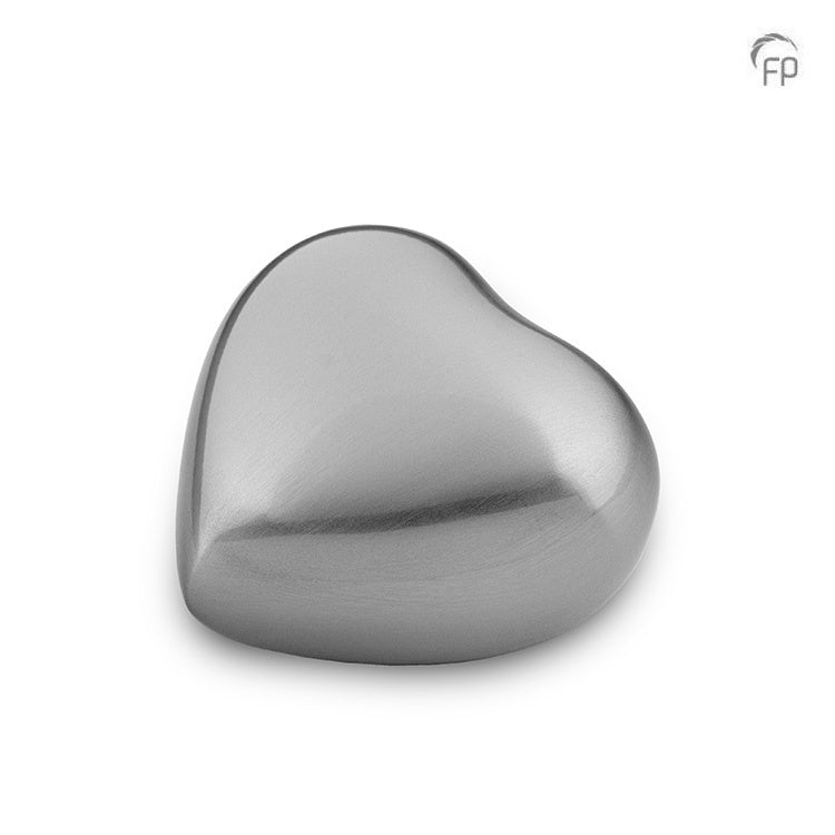 Dit gedenksieraad is gemaakt van hoogwaardige materialen zoals messing en aluminium, voorzien van een laklaag die het product zijn glans en langdurige bescherming geeft.