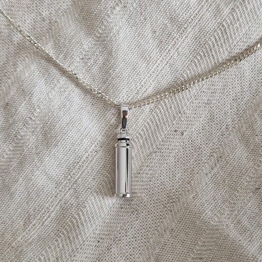 Vorm: Koker, Hoogte 26 mm, Breedte: 7 mm, Afwerking: Glans. Zilveren ashanger, gedenksieraad is geschikt om as en ook haar in te verwerke.alle