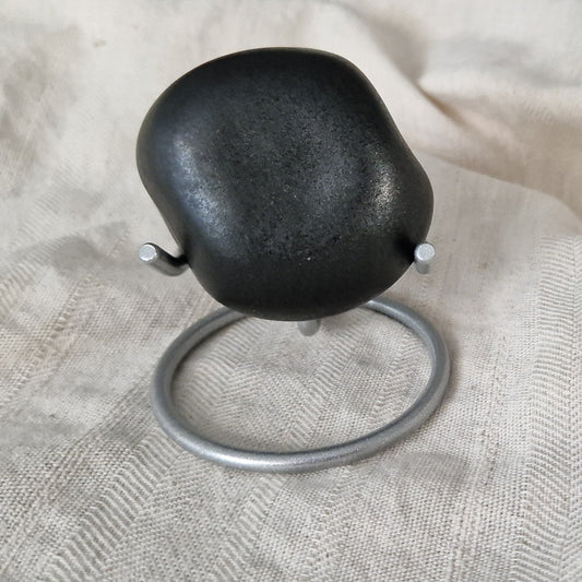 Deze keramische knuffelkeitjes worden op ambachtelijke wijze vervaardigd, waardoor geen enkel keitje hetzelfde is en voorzien van een bijzondere laklaag.