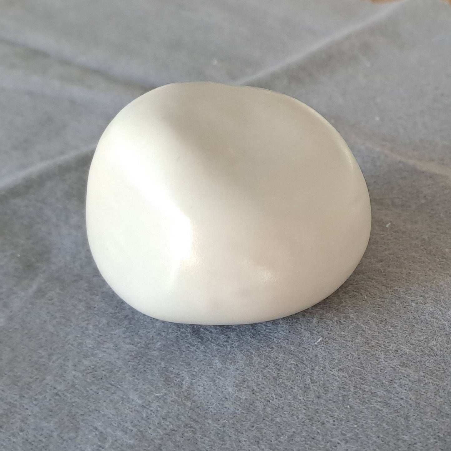 Deze keramische knuffelkeitjes worden op ambachtelijke wijze vervaardigd, waardoor geen enkel keitje hetzelfde is en voorzien van een bijzondere laklaag.