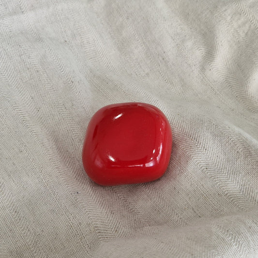 Deze keramische knuffelkeitjes worden op ambachtelijke wijze vervaardigd, waardoor geen enkel keitje hetzelfde is en voorzien van een bijzondere laklaag.