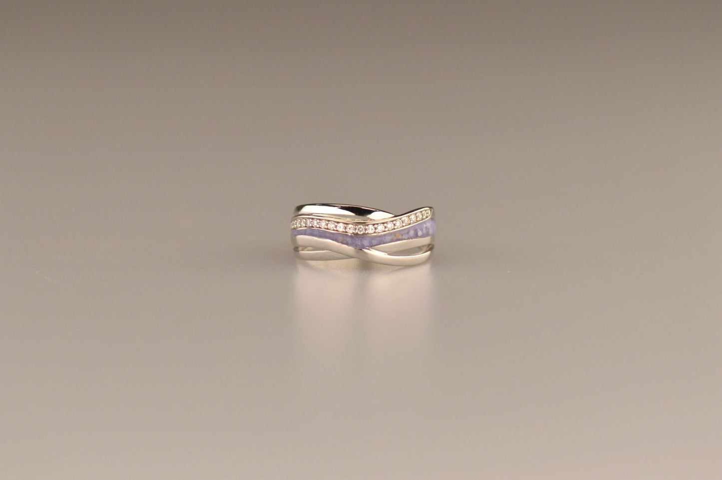 Gedenksieraad, creatieve ring 8 mm waar aan de bovenzijde zichtbaar as of haar verwerkt wordt in een deel van de ringband, een andere band is gezet met zirkonia's of diamanten naar keuze. Alle