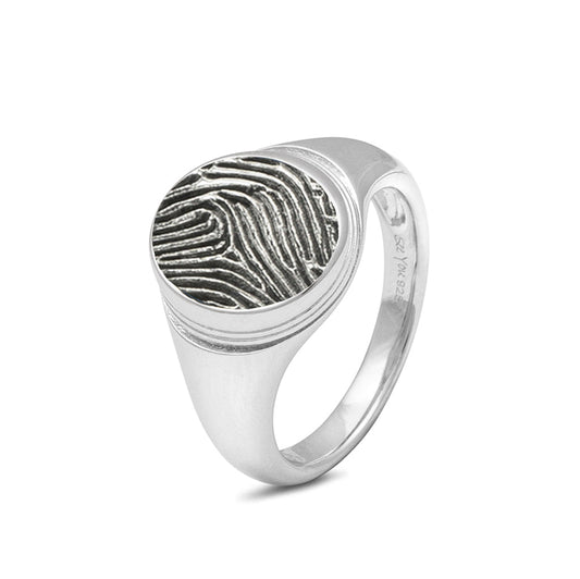 Zegelring met een ovaal vlak aan de voorzijde voorzien van een vingerafdruk