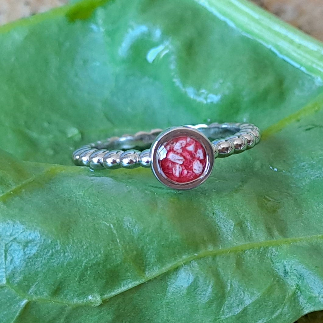 Diameter rondje: 6 mm, Ringband: 2 mm. Ring als gedenksieraad met een rondje er boven op , waar zichtbaar as of haar in verwerkt wordt. Alle