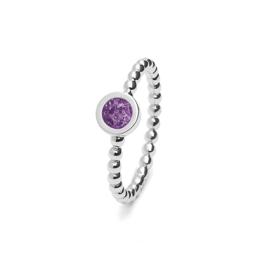Diameter rondje: 6 mm, Ringband: 2 mm. Ring als gedenksieraad met een rondje er boven op , waar zichtbaar as of haar in verwerkt wordt. Purple