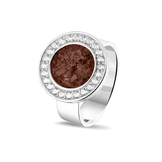 Asring 6 mm uit onze serie gedenksieraden, waar aan de bovenzijde zichtbaar as of haar verwerkt wordt in een rondje, rondom gezet met zirkonia's of diamanten naar keuze. Brown