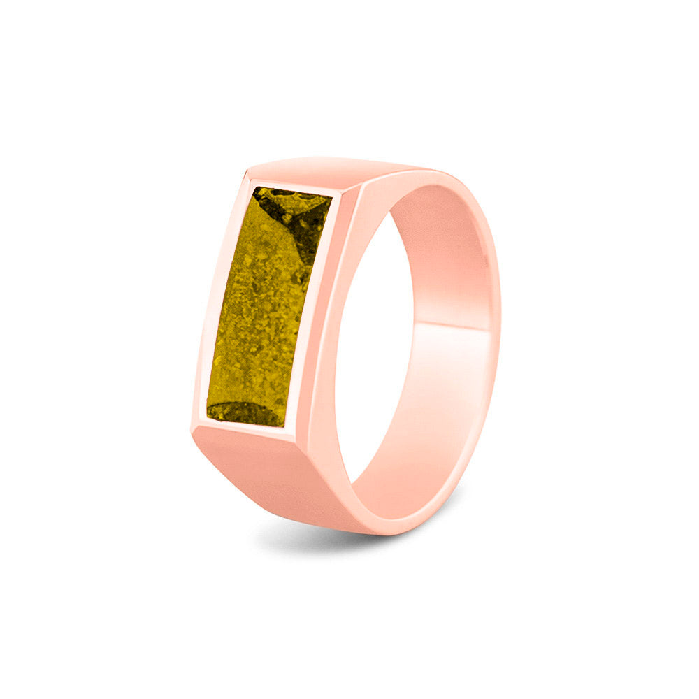 Ring als gedenksieraad 8 mm breed met een rechthoekige bovenzijde waar as of haar in verwerkt wordt. Yellow