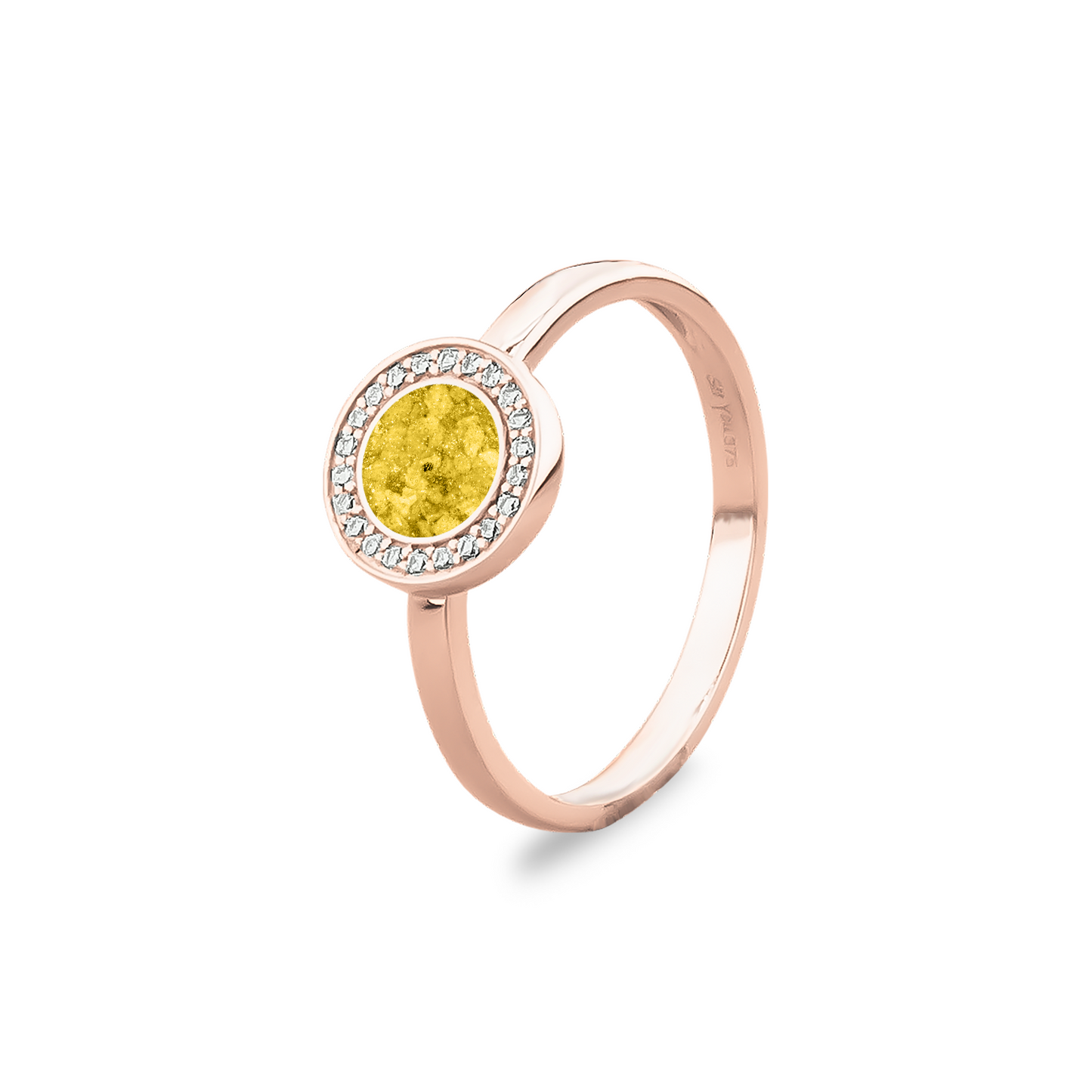 Herinneringsring 2 mm, waar zichtbaar as of haar verwerkt wordt in het sierlijke ronde ornamentje van geelgoud. yellow