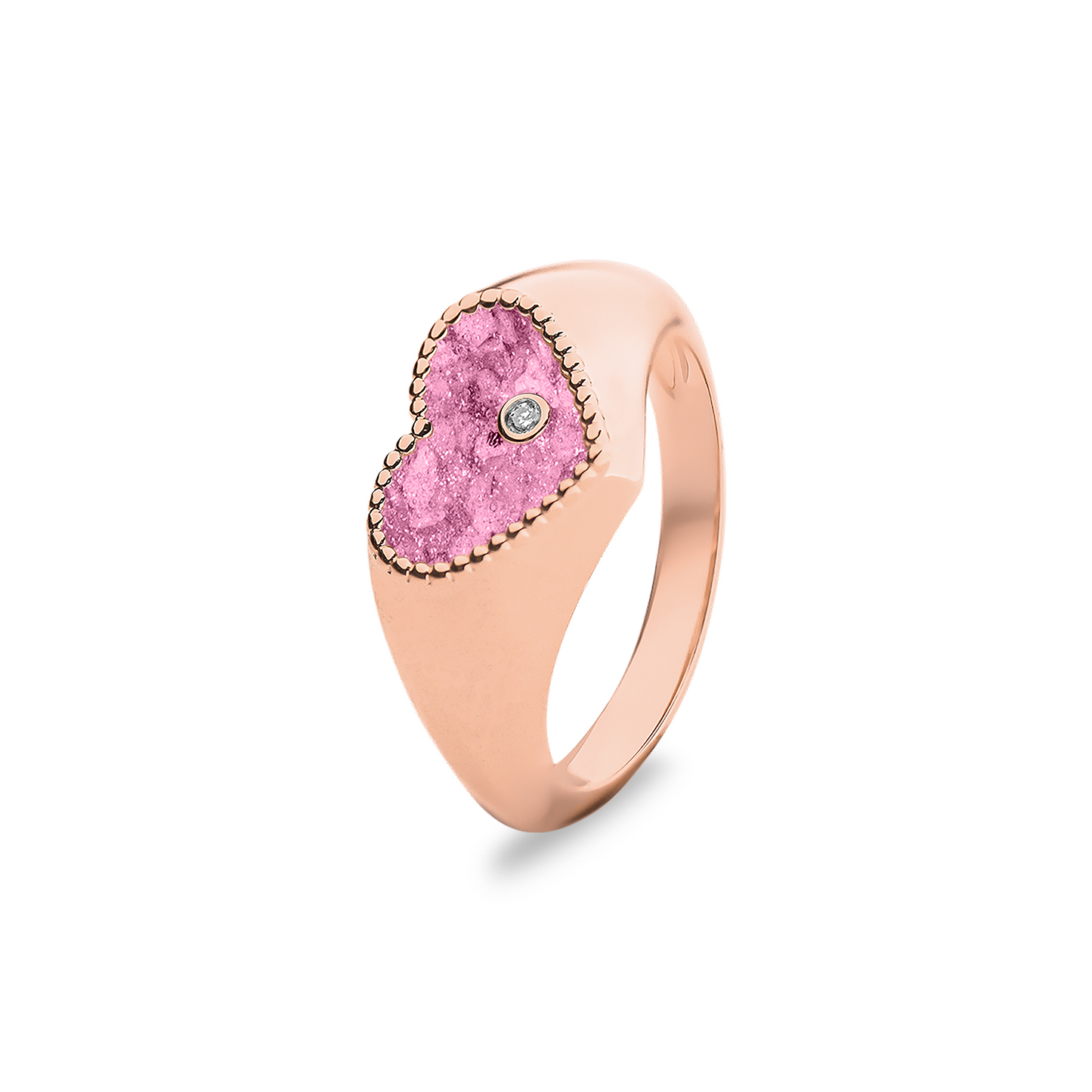 Ring uit onze serie gedenksieraden, waar zichtbaar as of haar verwerkt wordt in het hartje met één diamant erin. Fluo