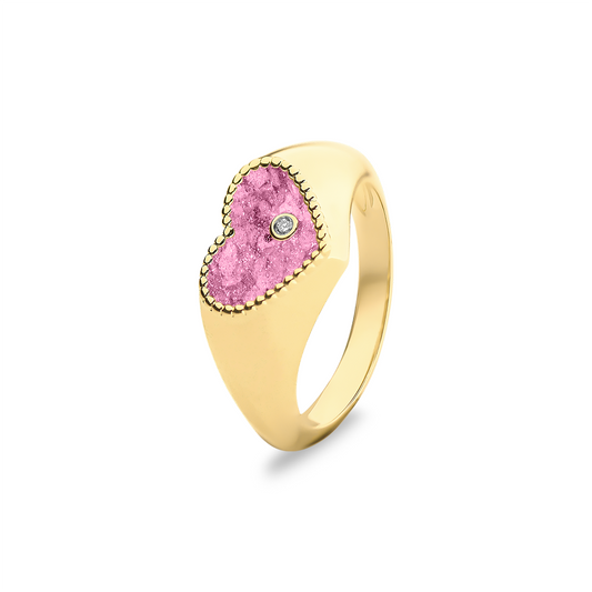 Ring uit onze serie gedenksieraden, waar zichtbaar as of haar verwerkt wordt in het hartje met één diamant erin. Fluo