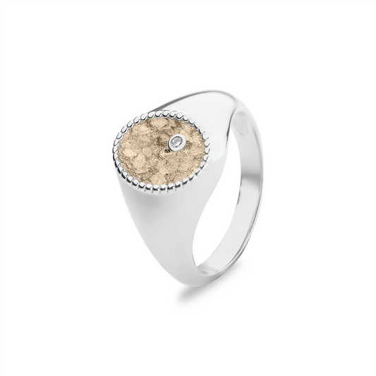 Ring uit onze serie gedenksieraden, waar zichtbaar as of haar verwerkt wordt in het ovale compartiment met één diamant erin. Transparent