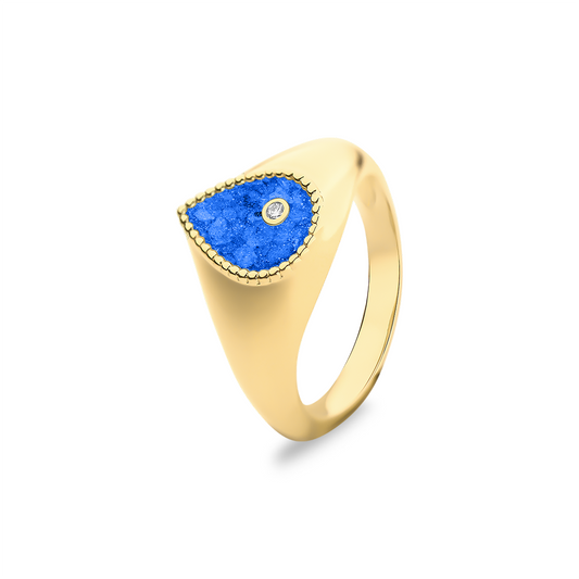 Ring uit onze serie gedenksieraden, waar zichtbaar as of haar verwerkt wordt in het traanvormige compartiment met één diamant erin. Blue
