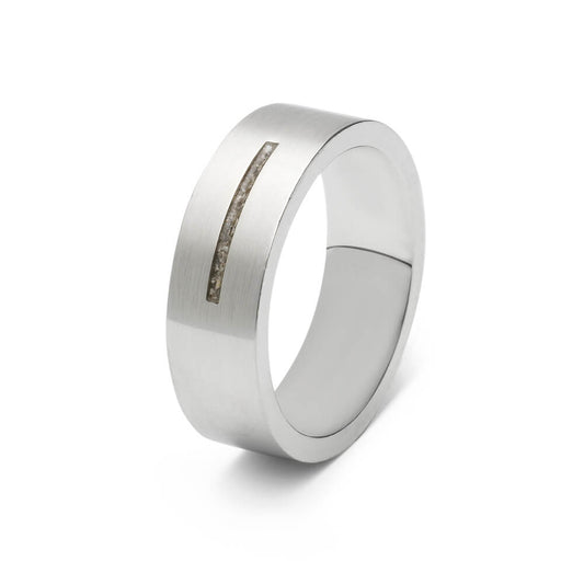 Ring als gedenksieraad 7 mm breed met één langwerpige streep waar as of haar in verwerkt wordt.De asring is leverbaar in edelstaal, zilver en in 14 en 18 KT geelgoud/witgoud en roségoud.