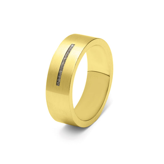 Ring als gedenksieraad 7 mm breed met één langwerpige streep waar as of haar in verwerkt wordt.De asring is leverbaar in edelstaal, zilver en in 14 en 18 KT geelgoud/witgoud en roségoud.