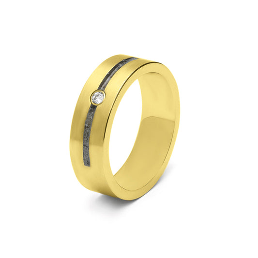 Ring als gedenksieraad 6 mm breed met één langwerpige streep, onderbroken door een zirkonia of diamant naar keuze, waardoor er twee compartimenten ontstaan, waar as of haar in verwerkt wordt