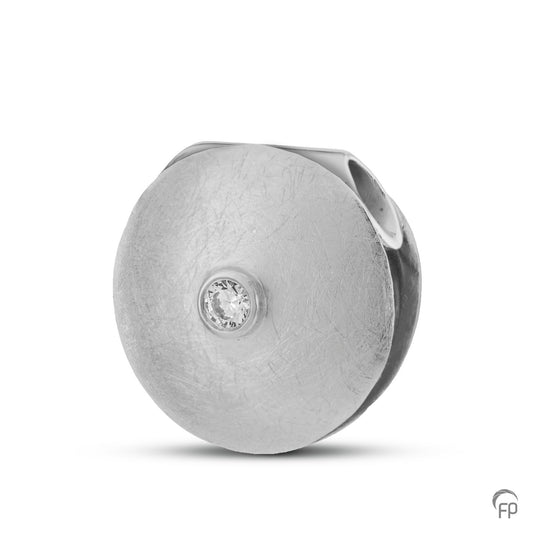 Hanger met in het midden een edelsteen in zilver uitgevoerd met zirkonia, in goud met diamant. De ashangers uit deze collectie gedenksieraden zijn zeer gevarieerd en eigentijds ontworpen.