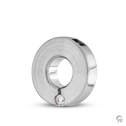 Ronde hanger, in zilver uitgevoerd met een zirkonia, in goud met een diamant. De ashangers uit deze collectie gedenksieraden zijn eenvoudig zelf te vullen