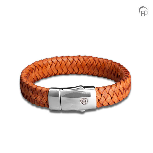 De lederen armband is voorzien van een 925 sterling zilveren sluiting en voorzien van een klein askamertje.