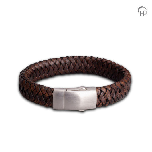De lederen armband is voorzien van een 925 sterling zilveren sluiting en voorzien van een klein askamertje.