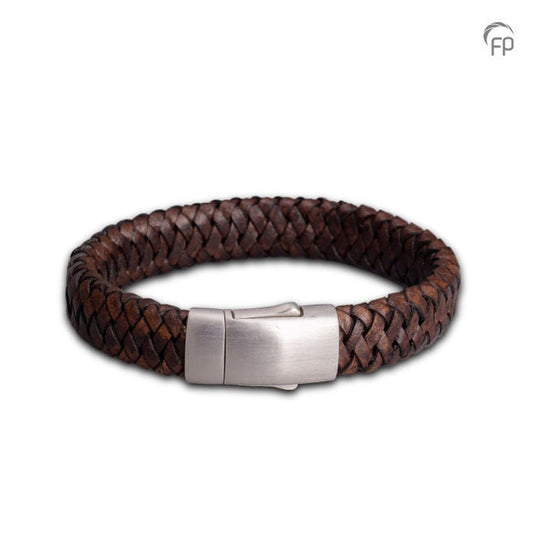 De lederen armband is voorzien van een 925 sterling zilveren sluiting en voorzien van een klein askamertje.