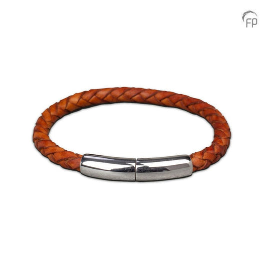 De lederen armband is voorzien van een 925 sterling zilveren sluiting en voorzien van een klein askamertje.