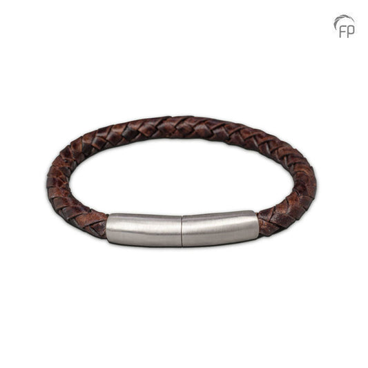 De lederen armband is voorzien van een 925 sterling zilveren sluiting en voorzien van een klein askamertje.