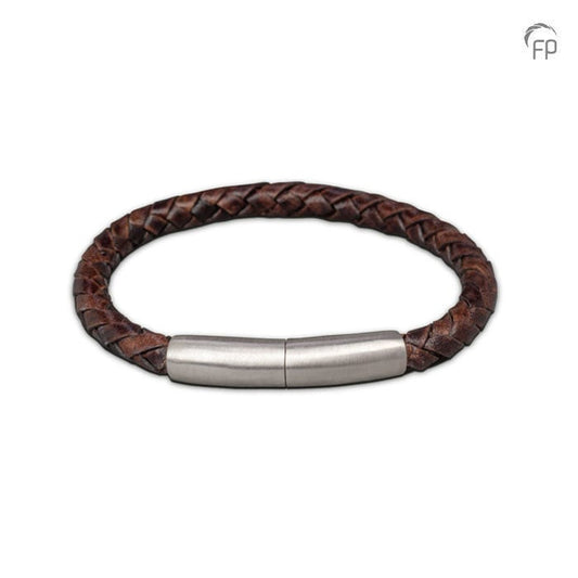 De lederen armband is voorzien van een 925 sterling zilveren sluiting en voorzien van een klein askamertje.