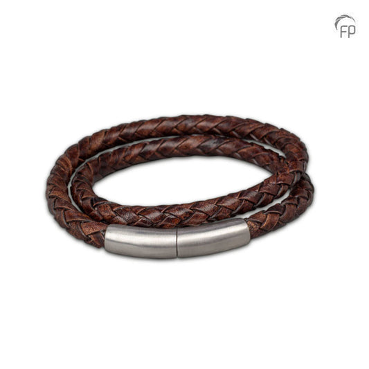 De lederen armband is voorzien van een 925 sterling zilveren sluiting en voorzien van een klein askamertje.