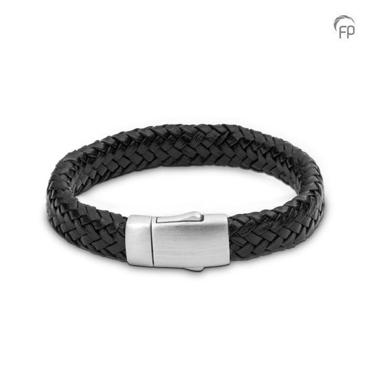 De lederen armband is voorzien van een 925 sterling zilveren sluiting en voorzien van een klein askamertje.