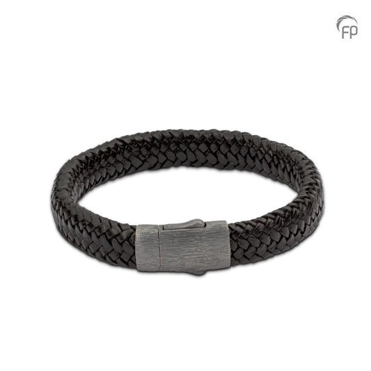 De lederen armband is voorzien van een 925 sterling zilveren sluiting en voorzien van een klein askamertje.
