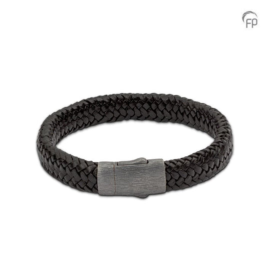 De lederen armband is voorzien van een 925 sterling zilveren sluiting en voorzien van een klein askamertje.