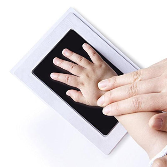 Afmetingen frame: 9.5 x 6 cm, het afdrukset poot/hand/voetpakket bestaat uit een touchpad en twee stuks witte afdruk kaarten