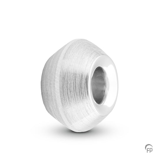 Hoogte: 15 mm, Afwerking: Mat. De gedenkbedel is geschikt om as en ook haar in te verwerken.