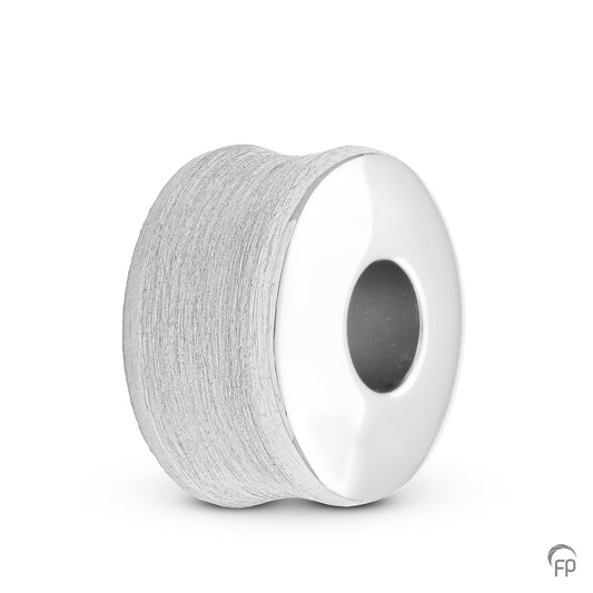 Hoogte: 14 mm, Afwerking: Mat. De gedenkbedel is geschikt om as en ook haar in te verwerken.